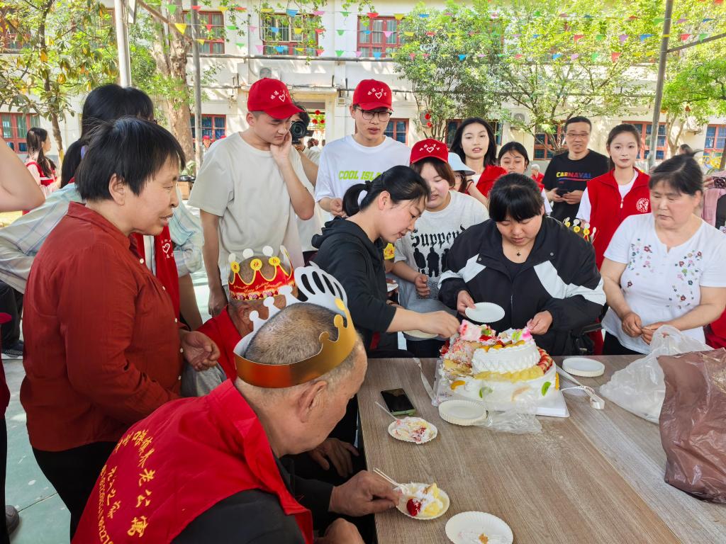 乐学敬老 情暖桑榆岁月  西安明德理工学院青年志愿者服务团开展第二次滦镇敬老院志愿服务活动
