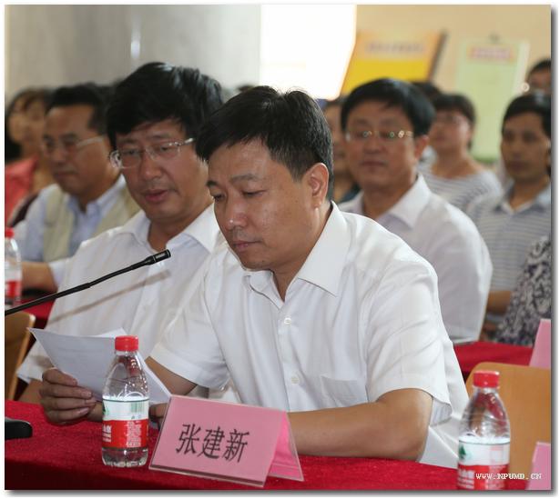 张建新书记主持聘任仪式并介绍受聘者简历